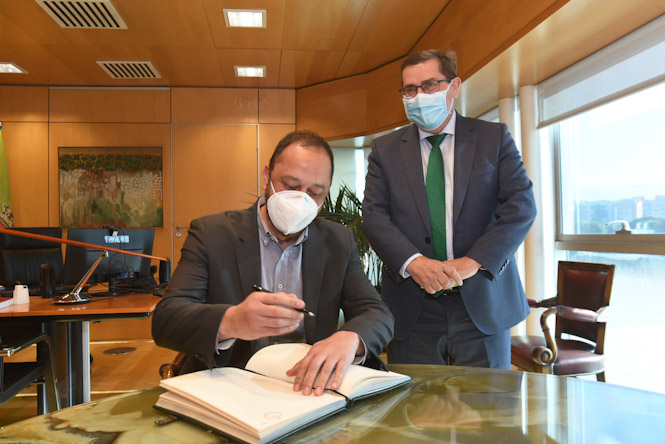 Alfonso Rodríguez Gómez de Celis firma en el libro de honor de Diputación (R. MARTÍNEZ /DIPGRA) 