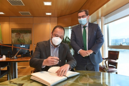 Alfonso Rodríguez Gómez de Celis firma en el libro de honor de Diputación (R. MARTÍNEZ /DIPGRA) 