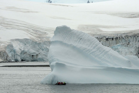 Muestreo de un iceberg durante la campaña Powell 2020 cerca de la Base Antártica Española Juan Carlos I (JOSÉ ABEL FLORES) 