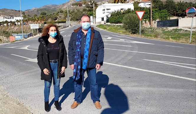 Fausti Béjar y Fernando Pérez en la carretera de acceso a Molvízar (PP)