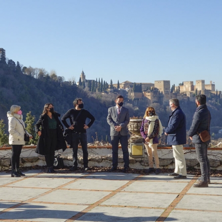 Luis Salvador ha visitado el Barrio del Sacromonte (JAVIER ALGARRA / AYUNTAMIENTO) 