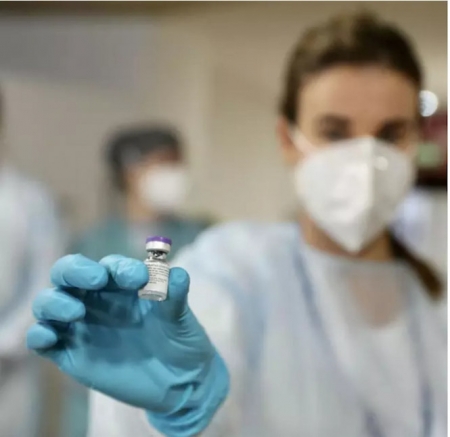 Una sanitaria muestra una dosis de la vacuna de Pfizer (GOBIERNO DE ASTURIAS) 