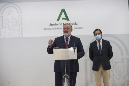 El delegado del Gobierno de la Junta en Granada, Pablo García, y el delegado de Fomento, Infraestructuras, Ordenación del Territorio, Cultura y Patrimonio Histórico, Antonio Granados en rueda de prensa (J.M. GRIMALDI / JUNTA)