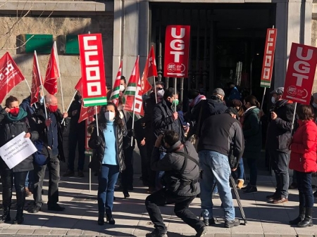 Concentración en la sede de la Junta (UGT)