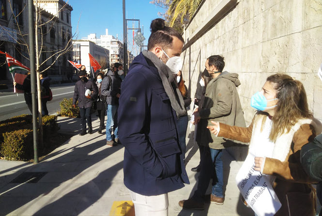 Jes´s Fernandez en la manifestación de monitoras de aula matinal (IU)