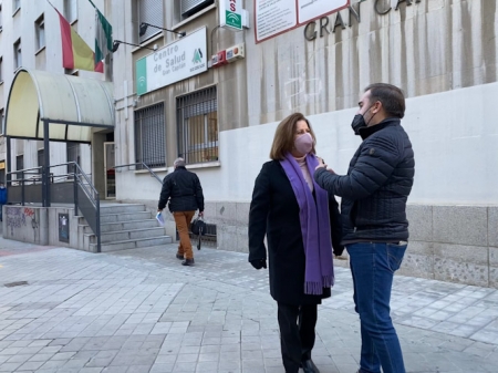 Jacobo Calvo y María José Sánchez Rubio en el Centro de salud de Gran Capitán (PSOE)
