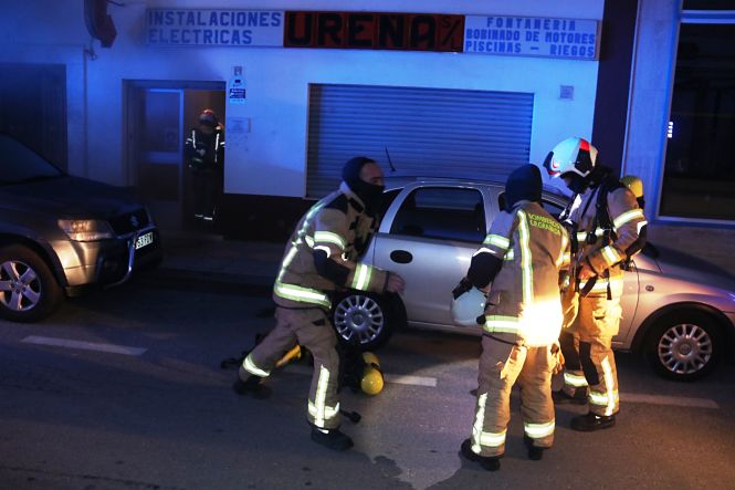 Bomberos durante la extinción del incendio (AYTO. ALMUÑÉCAR)