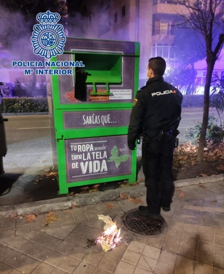 Agente de la Policía Nacional junto a uno de los contenedores (POLICÍA NACIONAL) 