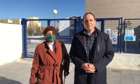 Francisco José Ocaña y Sonia Sánchez en las puertas del colegio (VOX) 