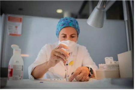 Una enfermera prepara la vacuna de Pfizer (DAVID ZORRAKINO /EUROPA PRESS) 