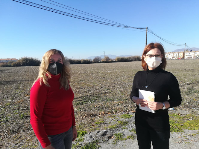 Mar Sánchez y Rosa Torres en los terrenos del nuevo colegio (CIUDADANOS) 