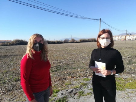 Mar Sánchez y Rosa Torres en los terrenos del nuevo colegio (CIUDADANOS) Mar Sánchez y Rosa Torres en los terrenos del nuevo colegio (CIUDADANOS)