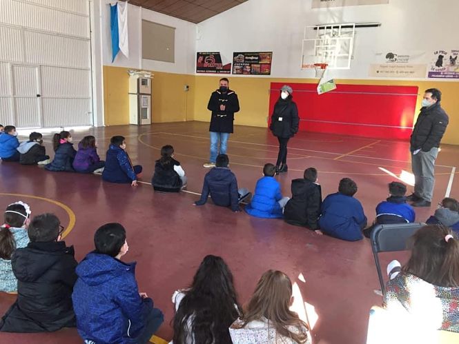 El alcalde y las concejalas durante su visita al colegio de Ambroz (AYTO. VEGAS DEL GENIL)