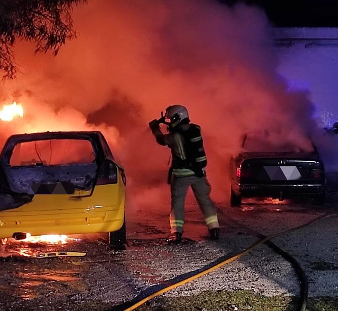 Bombero durante la extinción del incendio (AYTO. ALMUÑÉCAR)
