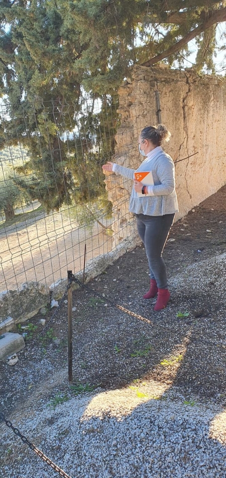La portavoz de Ciudadanos en el Ayuntamieto de Illora, Antonia Martínez durante la visita al cementerio (CS) La portavoz de Ciudadanos en el Ayuntamieto de Illora, Antonia Martínez durante la visita al cementerio (CS)