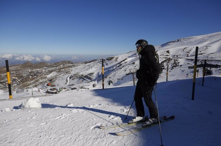 Esquiador con mascarilla en la estación de esquí de Sierra Nevada el primer día de apertura de la temporada invernal (ÁLEX CÁMARA / EUROPA PRESS)