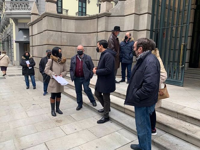 El portavoz del Grupo Socialista en el Ayuntamiento de Granada, Francisco Cuenca, junto a vecinos de Casería de Montijo a las puertas de la Fiscalía (PSOE) 