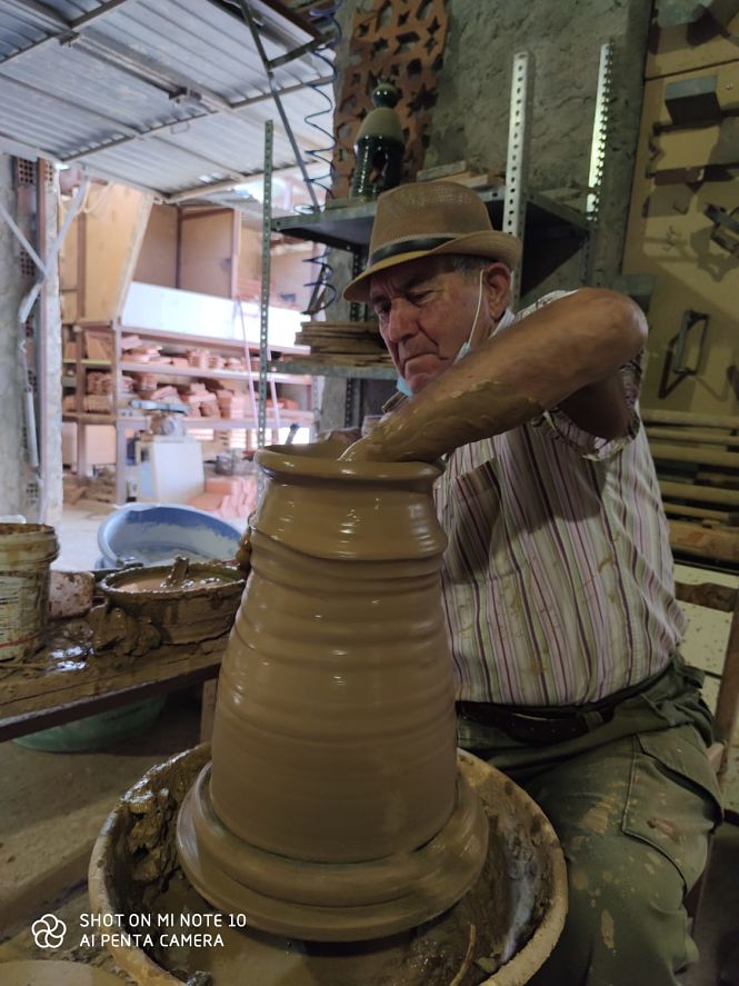 Imagen de uno de los alfareros (AYTO. OTURA)