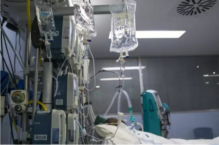 Un paciente ingresado en la Unidad de Cuidados Intensivos (UCI) (GLORIA SÁNCHEZ - EUROPA PRESS) 