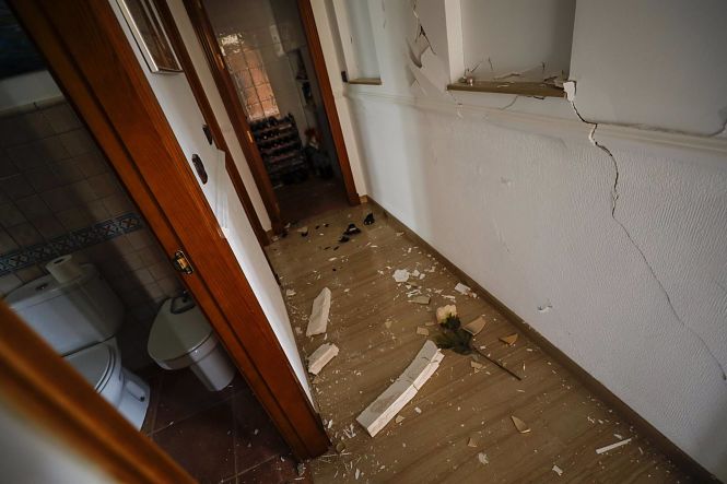 Grietas y destrozos causados en una vivienda tras el terremoto de 4.4 grados con epicentro en Santa Fe (ÁLEX CÁMARA / EUROPA PRESS)