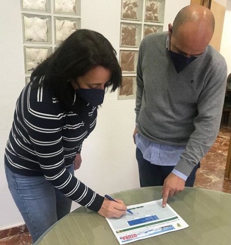 La concejala de Medio Ambiente y el alcalde de Otura repasan los datos de la Línea Verde (AYTO. OTURA)