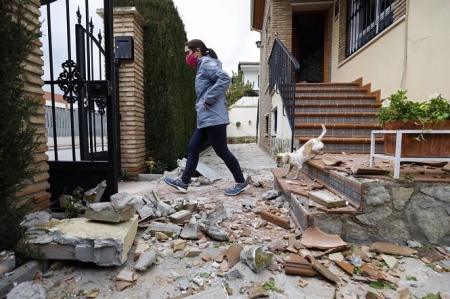 Destrozos causados en una vivienda tras el terremoto de 4.4 grados con epicentro en Santa Fe, que ha dejado daños materiales en la localidad de Atarfe (ÁLEX CÁMARA - EUROPA PRESS) Destrozos causados en una vivienda tras el terremoto de 4.4 grados con epicentro en Santa Fe, que ha dejado daños materiales en la localidad de Atarfe (ÁLEX CÁMARA - EUROPA PRESS)
