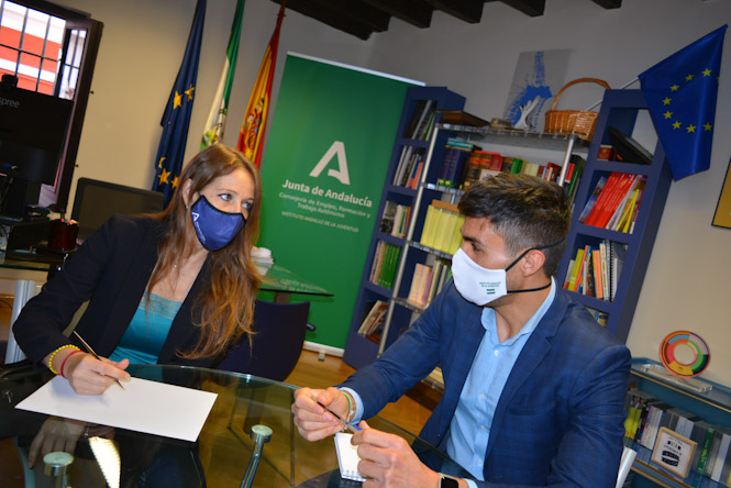 Imagen de la reunión entre Virginia Fernández y Juan Carlos Aunar (JUNTA)