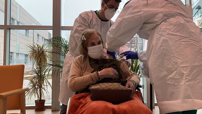 Una usuaria del centro recibe la segunda dosis de la vacuna (AYTO. MARACENA) 