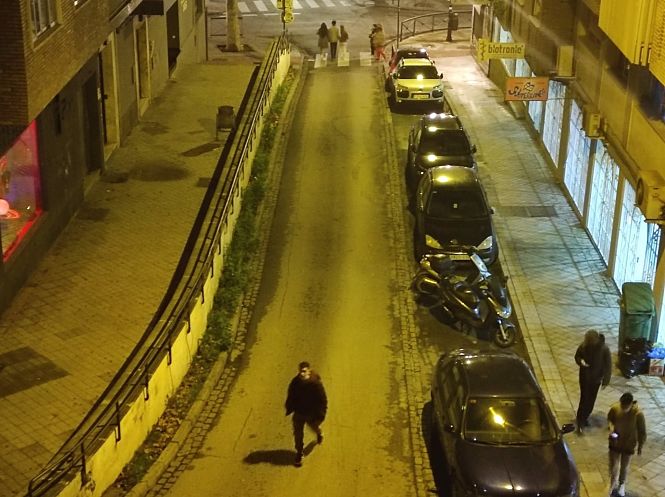 Personas salen a la calle incumpliendo el toque de queda tras los terremotos en Granada (EUROPA PRESS)