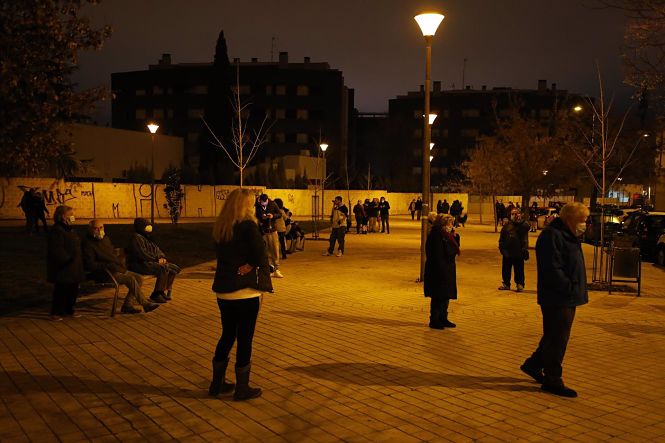 Vecinos del barrio Zaidin- Vergelesen la calle durante la madrugada (ÁLEX CÁMARA) 