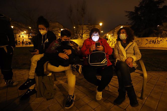 Vecinos de Granada, salen a la calle tras tres terremotos consecutivos de magnitud oscilante entre 3,9 y 4,3 (ÁLEX CÁMARA / EUROPA PRESS)