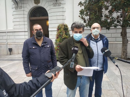 Antonio Cambril ha atendido a los medios en la Plaza del Carmen (PODEMOS-IU)