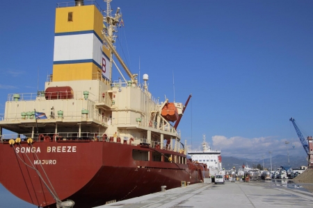 Descarga de melaza en el Muelle de las Azucenas (PUERTO) Descarga de melaza en el Muelle de las Azucenas (PUERTO)