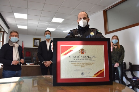 Entrega delr econocimiento a la Policía Local (AYTO. BAZA)
