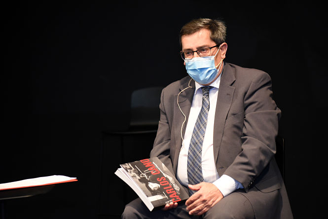 José Entrena con el libro sobre Carlos Cano (DIPUTACIÓN) 