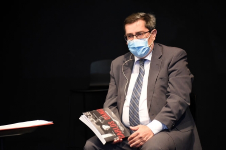 José Entrena con el libro sobre Carlos Cano (DIPUTACIÓN) 