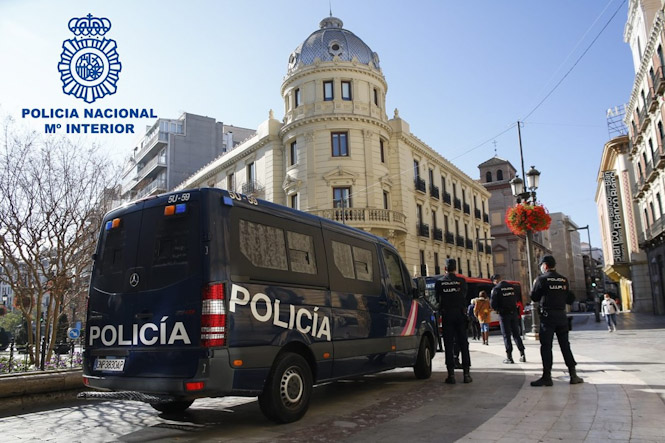 Agentes de la Policía Nacional en el centro de Granada (POLICÍA NACIONAL) 