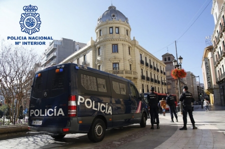 Agentes de la Policía Nacional en el centro de Granada (POLICÍA NACIONAL) 