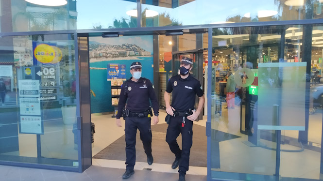 Policía Local de Almuñécar en tareas de vigilancia (AYTO. ALMUÑECAR) 