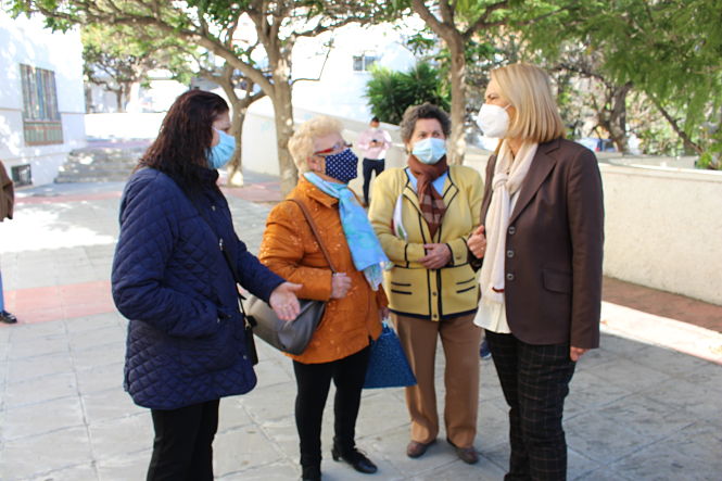 Imagen de la entrega de los cuadernillos (AYTO. MOTRIL)
