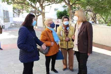 Imagen de la entrega de los cuadernillos (AYTO. MOTRIL) Imagen de la entrega de los cuadernillos (AYTO. MOTRIL)