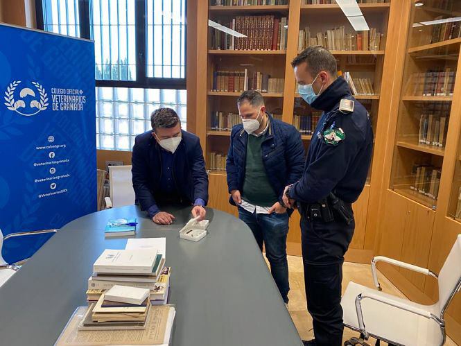 Imagen de la entrega de los lectores (AYTO. ALHENDIN)