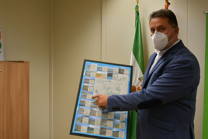 El delegado de Desarrollo Sostenible, Manuel Francisco García. enseña una tabla con los humedales de la provincia (JUNTA)