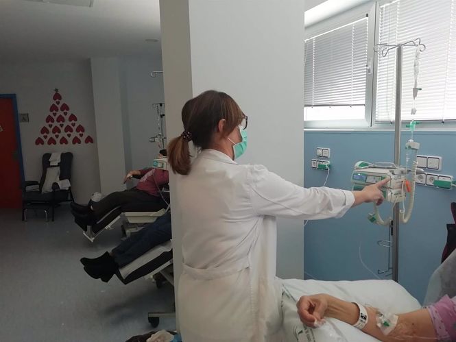 Enfermera administra tratamiento en el Hospital de Día (JUNTA DE ANDALUCÍA) 