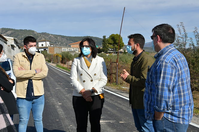 La delegada territorial de Agricultura, Ganadería y Pesca en Granada, María José Martín ha visitado los caminos rurales (JUNTA)
