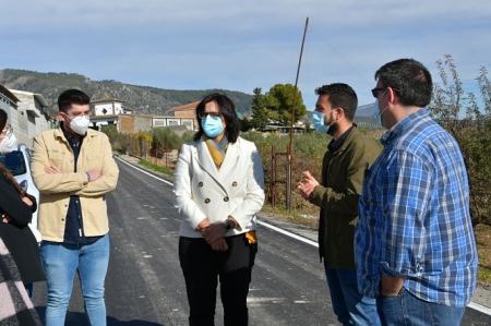 La delegada territorial de Agricultura, Ganadería y Pesca en Granada, María José Martín ha visitado los caminos rurales (JUNTA)