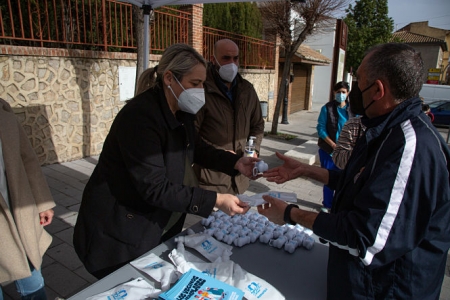 La alcaldesa de Las Gabias, María Merinda Sábada, junto a miembros del equipo de gobierno, en el reparto de kits destinados a dueños de mascotas (AYTO. LAS GABIAS)