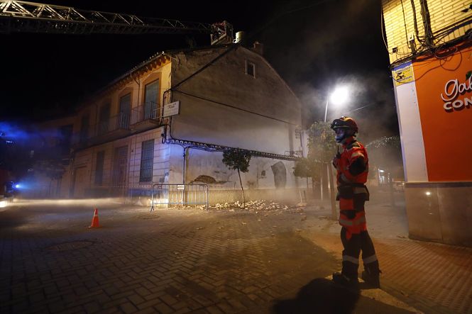 Bomberos actúan el 28 de enero en un edificio dañado en Santa Fe tras varios nuevos terremotos (ÁLEX CÁMARA - EUROPA PRESS) 