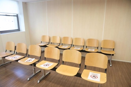 Asientos con indicación de separación de seguridad en una de las salas de los juzgados (MARTA FERNÁNDEZ - EUROPA PRESS) 