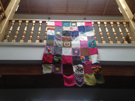 el mural de tela que se ha instalado en el patio del Ayuntamiento de Monachil (AYTO. MONACHIL)